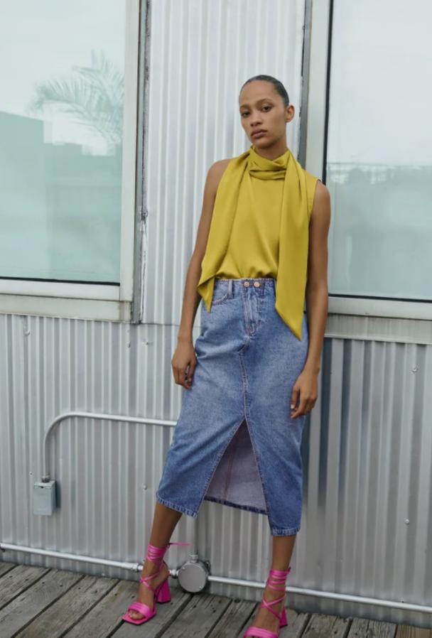 Cuello subido tipo pañuelo y manga sisa para este top satinado en color oliva que cuesta 25,95 euros y está disponible entre las tallas XS y XL.