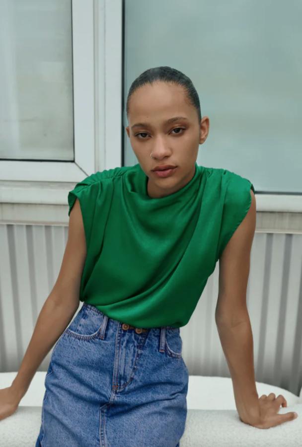 Manga sisa con frunces en los hombros para este top verde de cuello subido que cuesta 22,95 euros y está disponible entre las tallas XS y XL. 