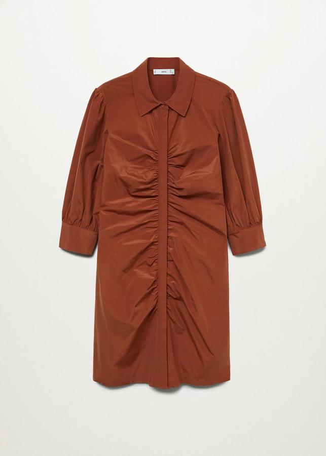 Vestido corto con frunces a lo largo de la línea de botones y mangas tres cuartos abullonadas, en tono naranja tostado.
