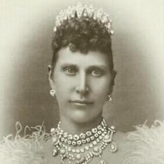 Tiara Orange Nassau, que pertenece a la casa Real de Dinamarca. Fue elaborada en oro, perlas y diamantes en Berlín.