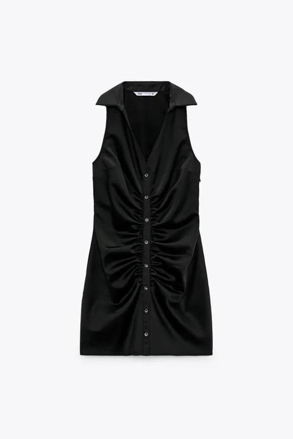 Vestido mini satinado con cuello solapa, escote de pico, mangas sisa y detalles fruncidos, en color negro.