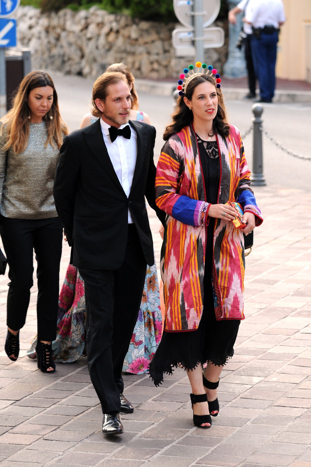 El color y los estampados llamativos, así como los complementos XXL, son la seña de identidad de estilo de Tatiana Santo Domingo, y el look con el que apareció en los Premios de la Moda de Montecarlo en 2017 es el mejor ejemplo: su firma de moda, Mugunzu Sisters, era galardonada en la categoría de Marca Ética, así que la esposa de Andrea Casiraghi apostó por un look suyo, con un maravilloso kimono y un tocado que pronto se convirtió en lo más comentado entre las amantes de la moda. 