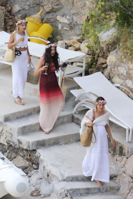 El estilo bohemio y neo-hippy es el que mejor define a Tatiana Santo Domingo, y este maxi vestido de crochet con efecto tie-dye de Missoni que llevó durante un fin de semana en la Costa Azul con Carlota Casiraghi, con vestido adlib, un ejemplo sensacional.