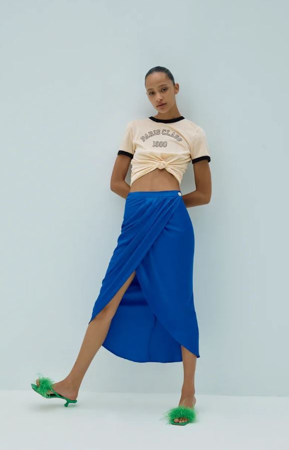 Esta falda wrap en color azulón también hace tipazo, también nos ha enamorado y también se está empezando a agotar... 25.95 euros en Zara.