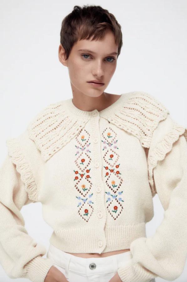 En color crudo, con cuello bobo y mangas largas con volantes en el hombro, esta chaqueta de punto de Zara viene con detalle de flores bordadas combinadas a contraste y cierre frontal de botones. Tiene un precio de 25,95 euros y está disponible entre las tallas S y XL. 