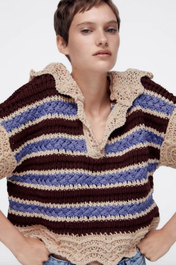 Con estampado de rayas en marrón y azul combinado con el beige, este cuerpo de Zara con escote de pico, capucha y mangas cortas tiene un precio de 29,95 euros y está disponible en las tallas S, M y L. 