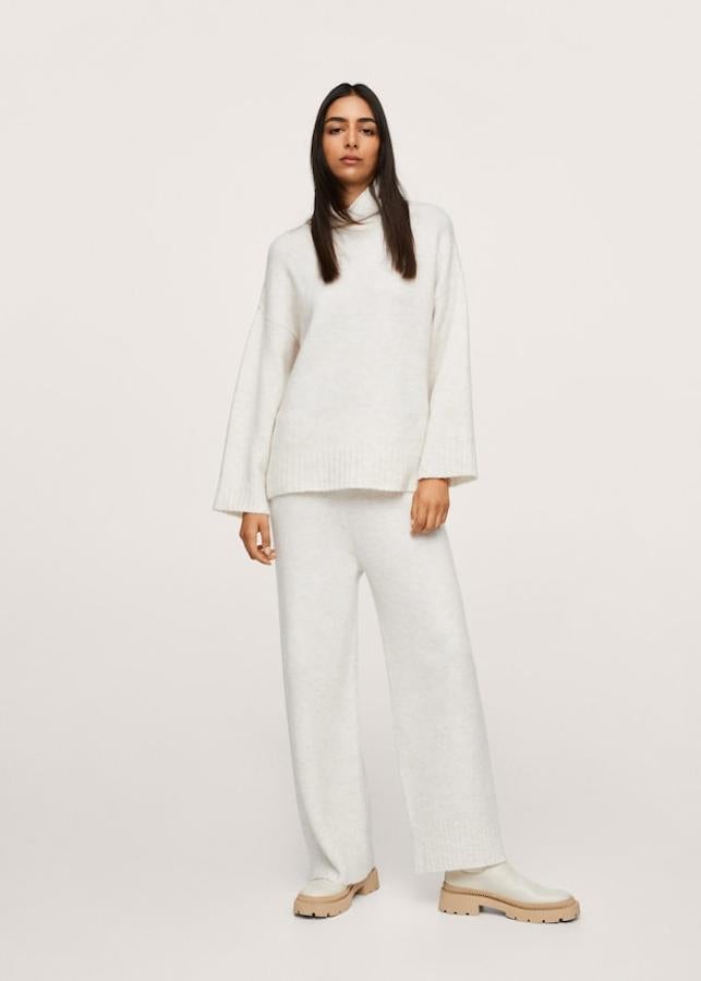 Confeccionado en punto jaspeado en color crudo, este jersey de Mango que solo se puede comprar en su web es de diseño recto, tiene la costura del hombro caída, las mangas largas y el cuello alto. Con terminaciones de canalé, cuesta 29,99 euros y está disponible entre las tallas XS y L. 