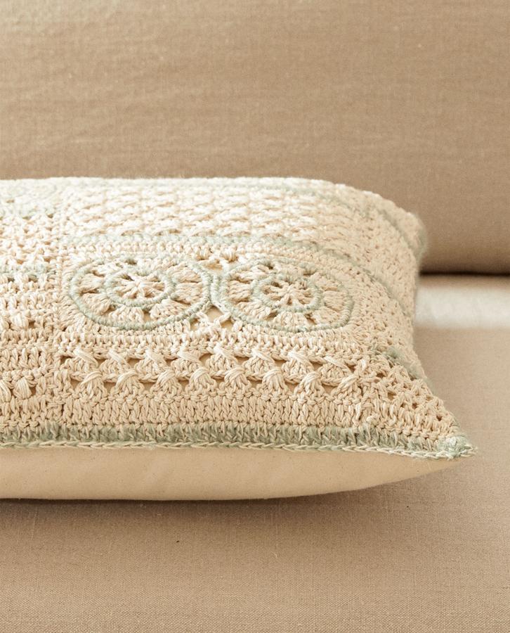 Esta funda de cojín en tejido crochet de color crudo mide 45x45 centímetros y tiene ahora un precio de 9,99 euros.