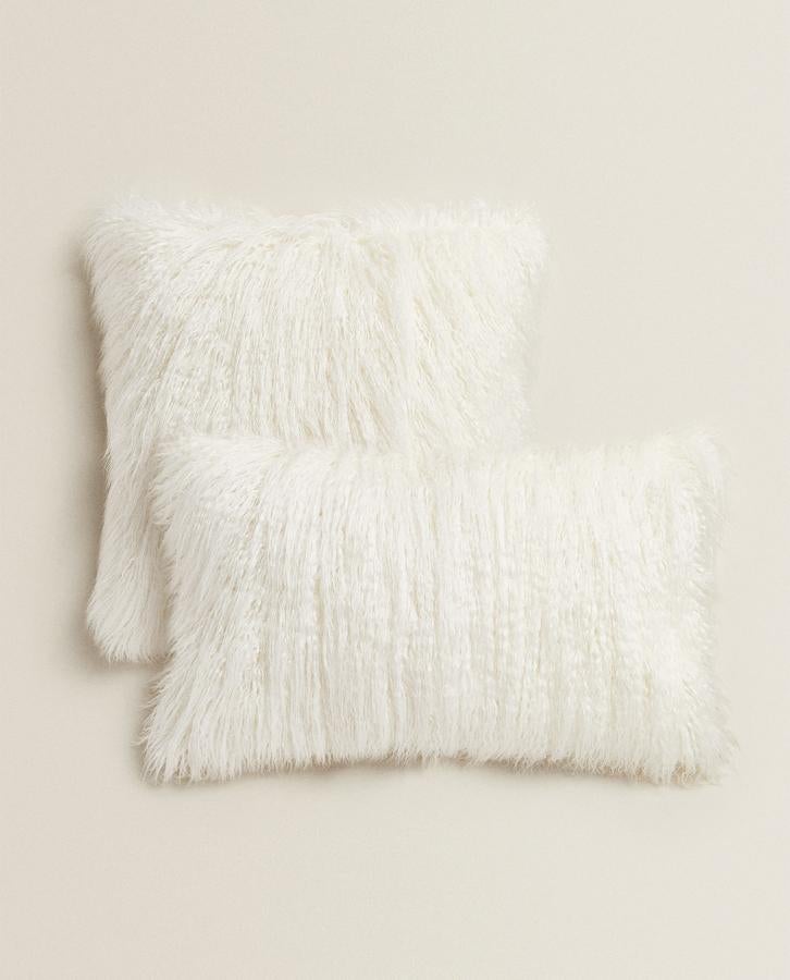 Esta funda de cojín de pelo largo sintético en color blanco mide 30x50 centímetros y ahora tiene un precio de 7,99 euros.
