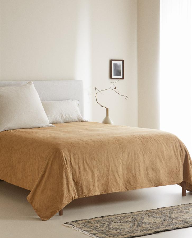 Esta funda nórdica con jacquard floral está disponible en varias medidas (135x220 centímetros, 150x220 centímetros y 220x2250 centímetros) y tiene un precio rebajado de 19,99 euros.