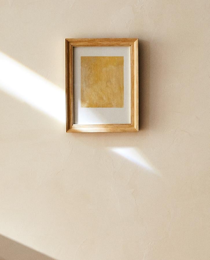 Disponible en dos medidas (21x16 centímetros y 23x18 centímetros), este marco de fotos con textura tiene un precio rebajado de 5,99 euros.