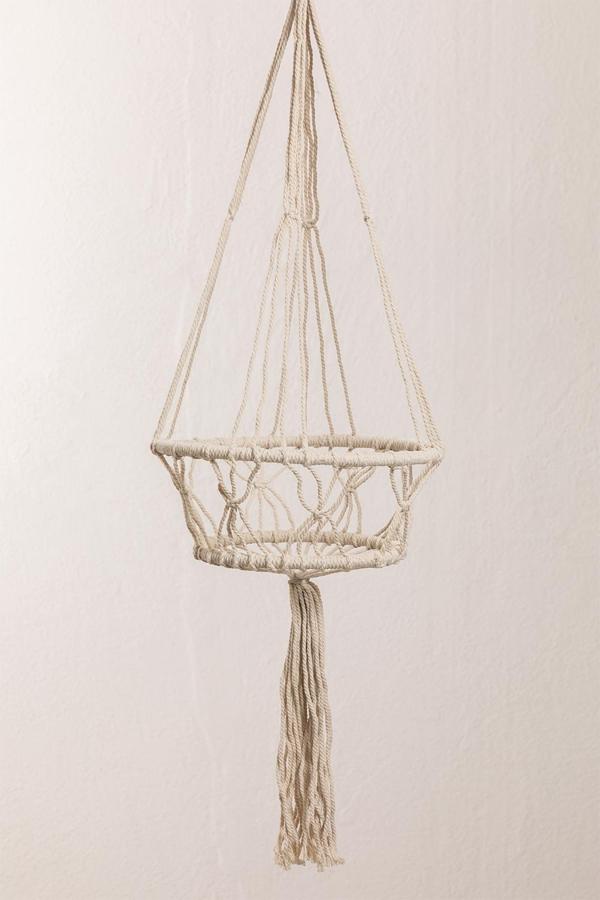 Macetero colgante de macramé y estructura de bambú (5,95 euros).