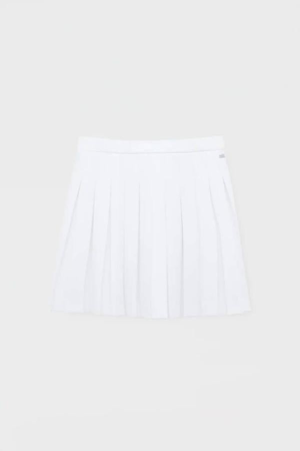 Minifalda con diseño de tablas y silueta fluida, en blanco.