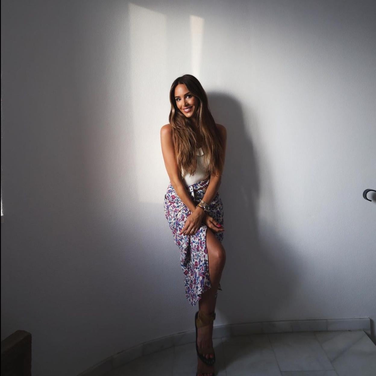 Pincha en la imagen para descubrir los vestidos lenceros imprescindibles en tus vacaciones que sientan bien con sandalias planas y con tacones.