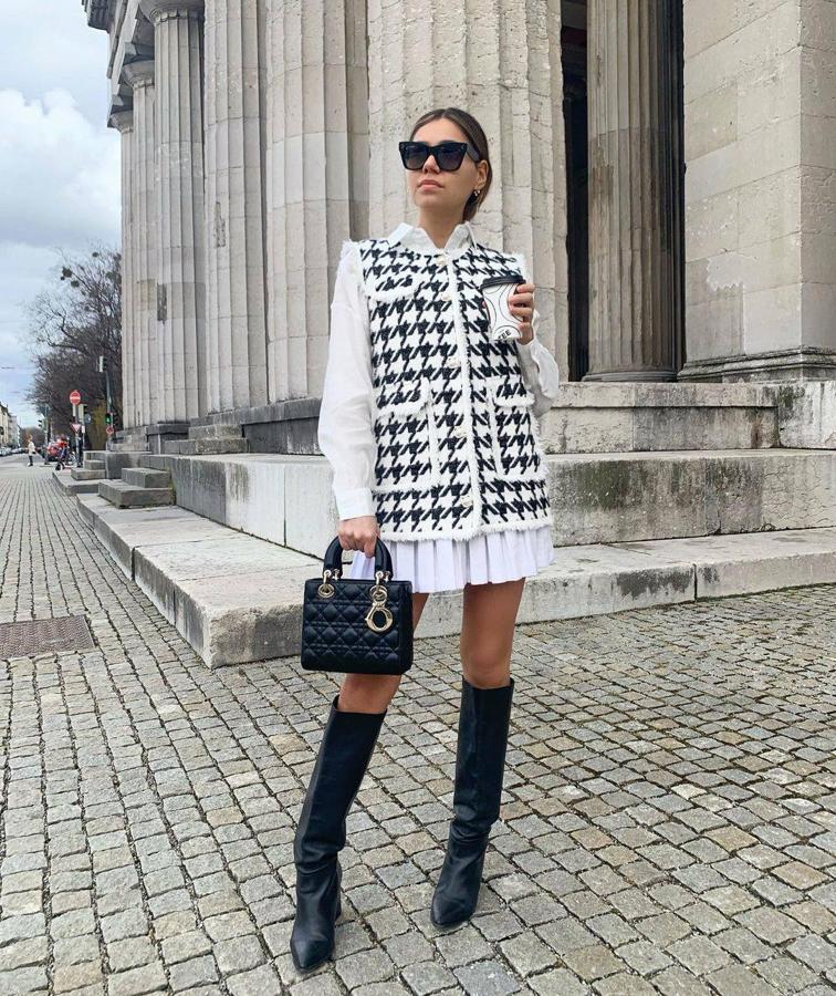 Un chaleco de tweed extragrande con pata de gallo ¡Sí, por favor! El estilo preppy por excelencia a conjunto con camisa, falda de tablas, botas altas de tacón y el icónico bolso Lady Dior.