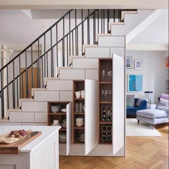 Si tienes escaleras en tu casa... ¡tienes espacio extra de almacenamiento! Utiliza este elemento estructural para ganar espacio y guardar en orden menaje, ropa de otras temporadas, crear una despensa...