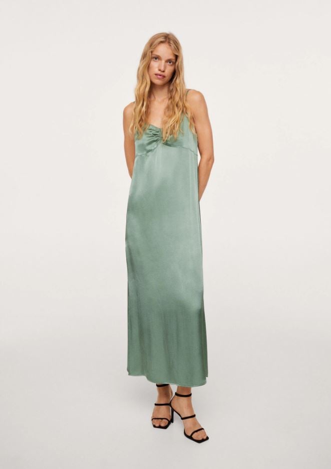 Las noches de verano más calurosas se vestirán de glamour con este slip dress de satén verde agua de Mango (39.99 euros).