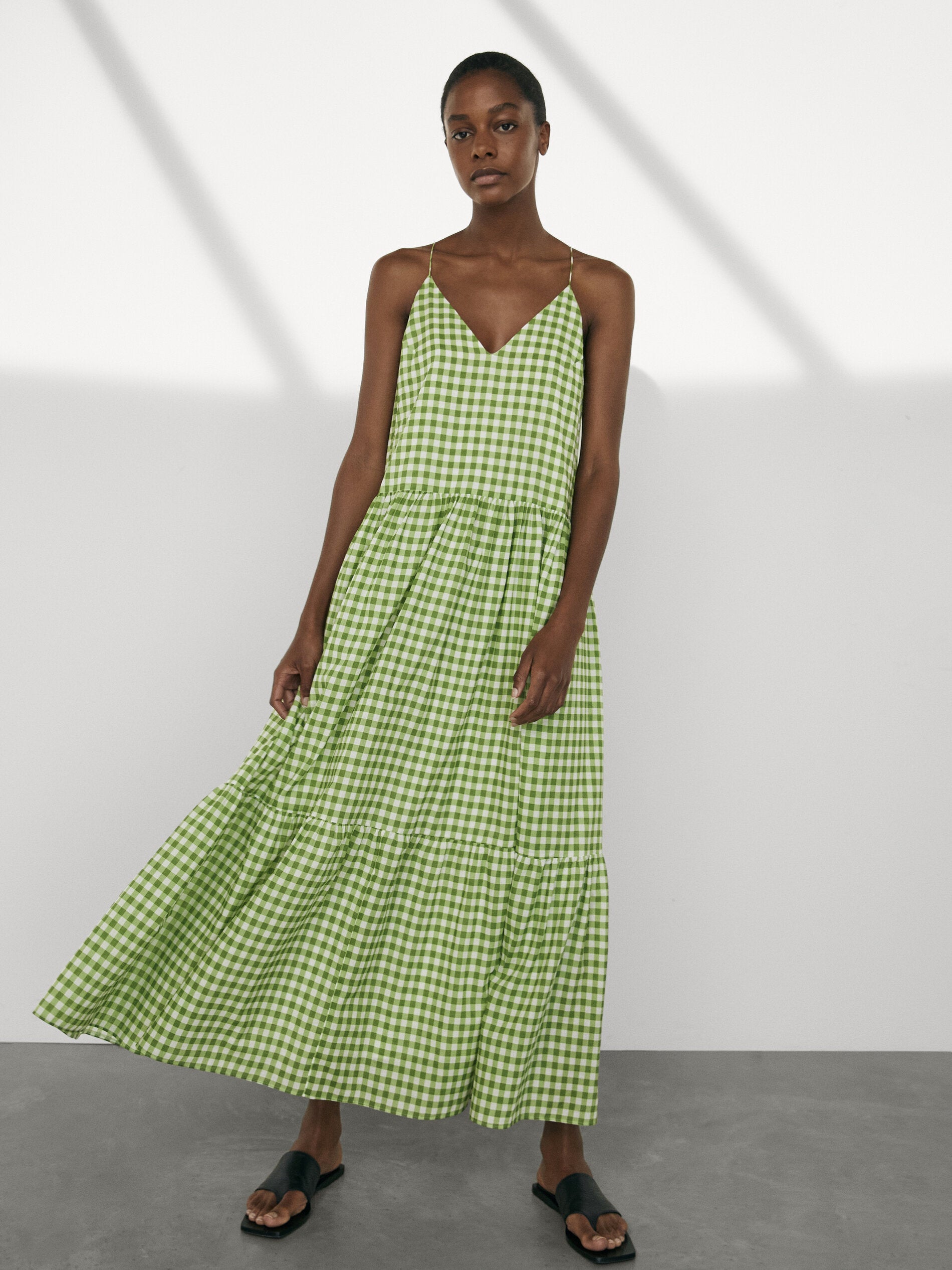 En Massimo Dutti hemos encontrado este maravilloso maxi vestido de tirantes con estampado de cuadros de vichy. Precio: 89 euros.