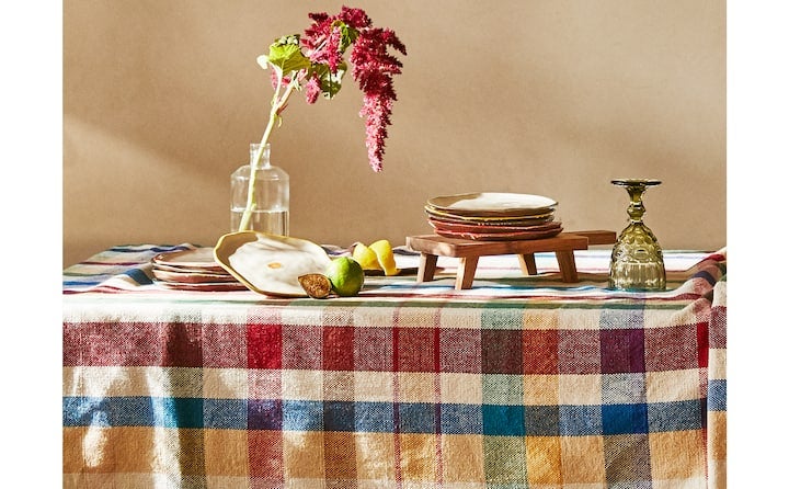 Pon color y un toque rustic chic en tu mesa con este mantel de lino con estampado de cuadros de Zara Home (a partir de 39.99 euros).
