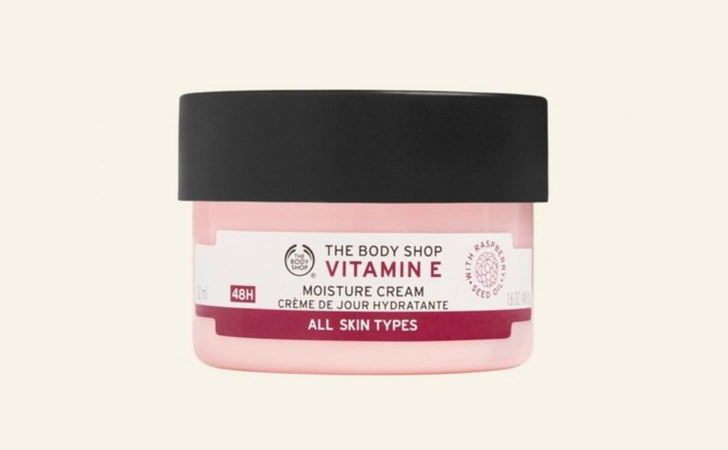 Hidrata y protege durante 48 horas, por lo que tu piel se siente más suave y tersa. Como ahora también está elaborada con aceite de semillas de frambuesa, nuestra hidratante tiene más ingredientes de origen natural que nunca. Encuéntrala en su web por 18 euros.