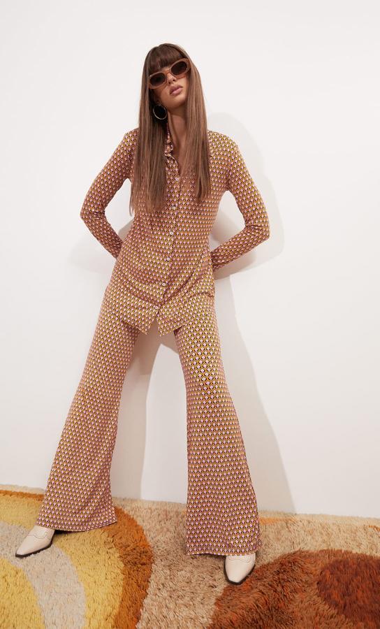 Conjunto estampado de pantalones flare (19,99 euros) y camisa de manga larga (19,99 euros).