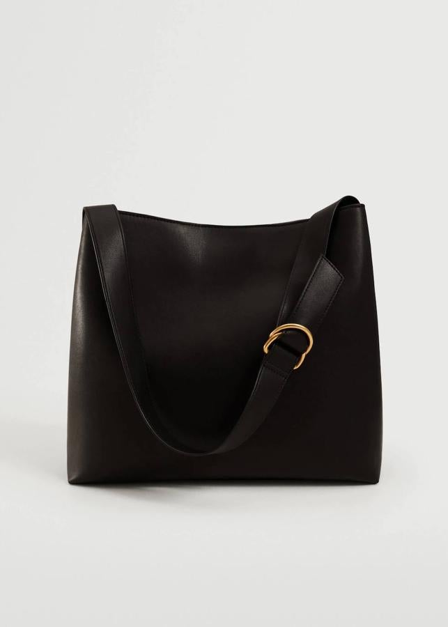 Nuestro amado compañero que guarda todo nuestro caos de diario en su interior. Shopper, tote, bandolera o capazo. Lo crucial es que tenga capacidad, sea sencillo, cómodo de llevar y versátil. Este tiene el tamaño ideal y el asa ajustable, con el toque de hebilla dorada que convierte lo simple en sofisticado. 29,99 euros.