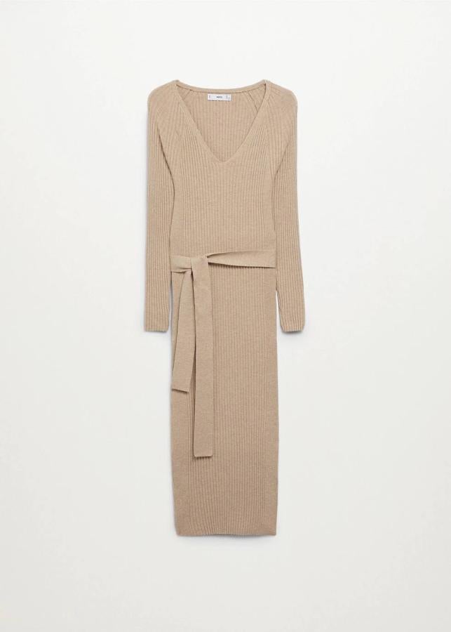Ya sea en vestido, en jersey de cuello subido o en cárdigan. El tejido de punto fino no puede faltar porque es cómodo, relajado y apropiado para las temperaturas de entretiempo. Este vestido de canalé con detalle de cinturón en color arena, se puede combinar con cualquier accesorio y resulta elegantísimo. 29,99 euros.