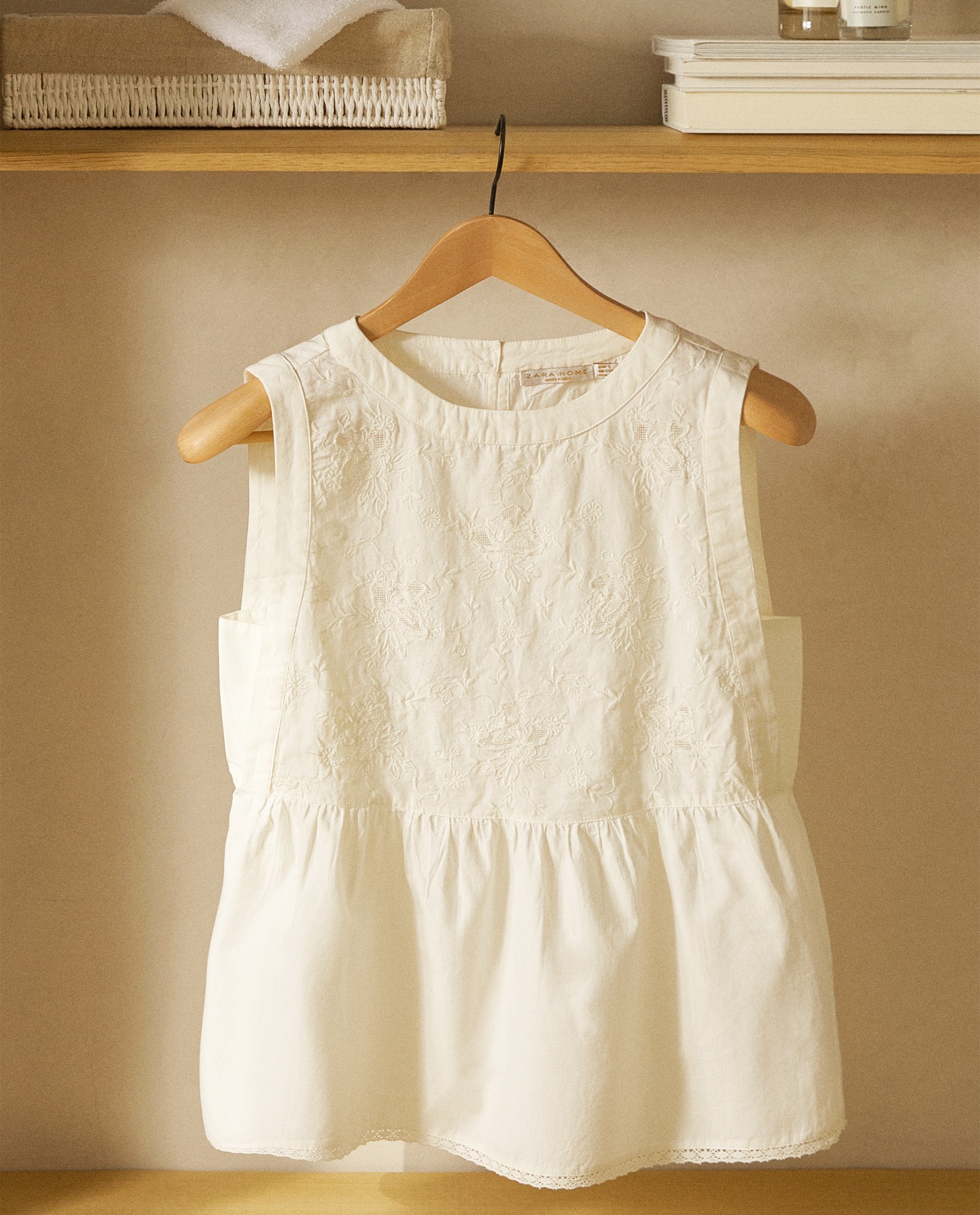 Este top de lino blanco bordado (25.99 euros en Zara Home) será el mejor aliado de tus vaqueros, shorts y faldas pareo hasta que termine el verano. Y durante el entretiempo podrás seguir usándolo con tus trajes para looks working girl sencillamente geniales. 