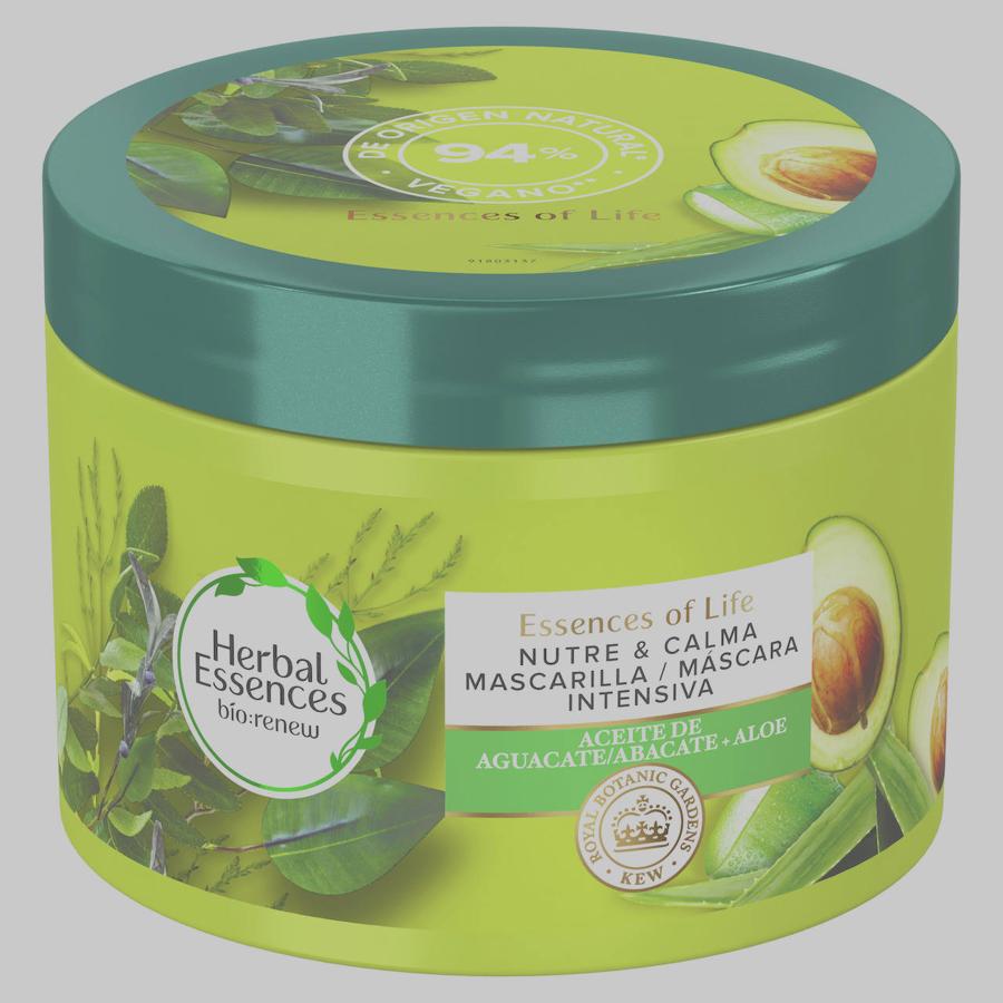 Con un 94% de ingredientes de origen natural y vegano, esta mascarilla enriquecida con aceite de aguacate cuida el cabello de manera intensa, nutriendo los cabellos más secos. Está especialmente recomendada para los meses de verano ya que limpia en profundidad elementos como el cloro, la sal y ayuda a proteger del sol. (6,99 euros) 
