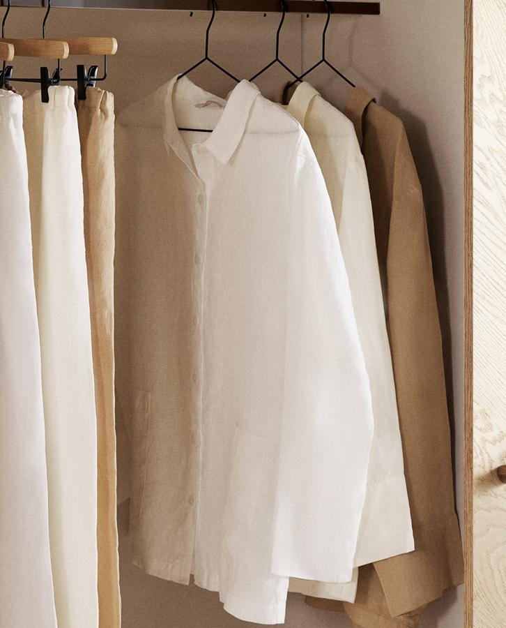 ¿Te atreves con los pantalones ciclistas favoritos de las influencers? Copia los looks de Paula Ordovás o Alexandra Pereira y lúcelos con esta camisa blanca de lino con bolsillos delanteros (39.99 euros en Zara) con la que arrasarás en Instagram.