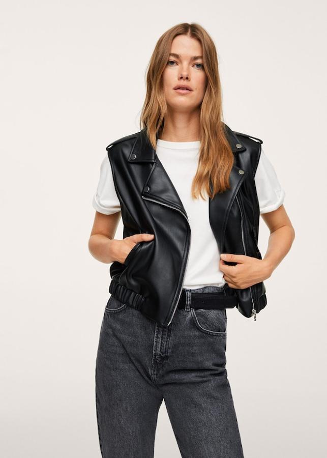 De diseño recto, con cuello de pico con solapa y bolsillos de botón laterales, este chaleco negro de Mango tipo biker es de diseño recto cropped y viene con cierre frontal de cremallera y bajo con elásticos. Disponible en las tallas XS-S, M-L y XL, XXL, cuesta 39,99 euros.