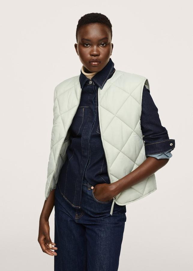 Disponible en verde menta, top y negro, este chaleco acolchado de Mango en diseño recto corto, confeccionado en tejido ligero, con cuello redondo y cierre frontal de cremallera cuesta 25,99 euros y en los tres tonos está disponible entre las tallas XXS y XXL. 