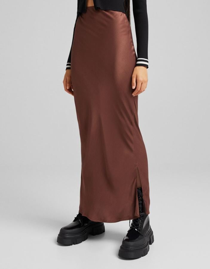 Esta falda satinada con largo hasta los tobillos y abertura lateral en los bajos cuesta 19,99 euros y está disponible entre las tallas XS y L. 