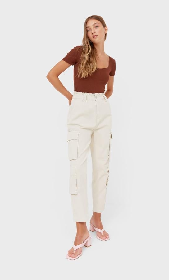 Disponible en color vainilla, negro o piedra, este pantalón de tiro alto con cintura elástica y diseño baggy que viene con dos bolsillos cargo en cada lateral es de Stradivarius. Con un precio de 25,99 euros, podemos encontrarlo entre las tallas XS y XL en los tres tonos.