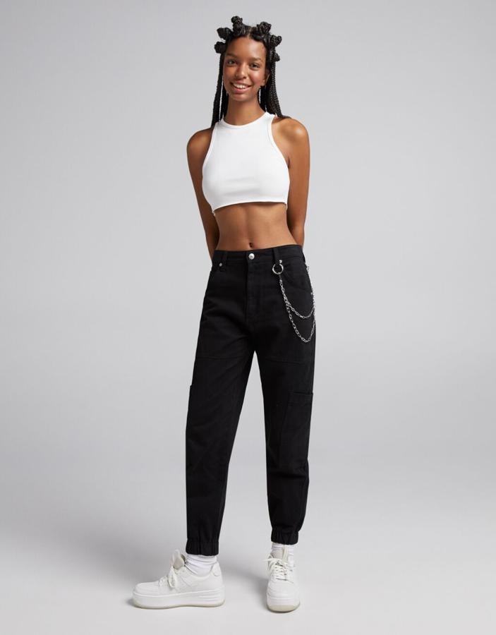 Disponible en caqui, crudo, negro y estampado de camuflaje, este pantalón jogger de Bershka con bolsillos cargo y cadena en un lateral tiene un precio de 25,99 euros y está disponible entre las tallas 32 y 42. 