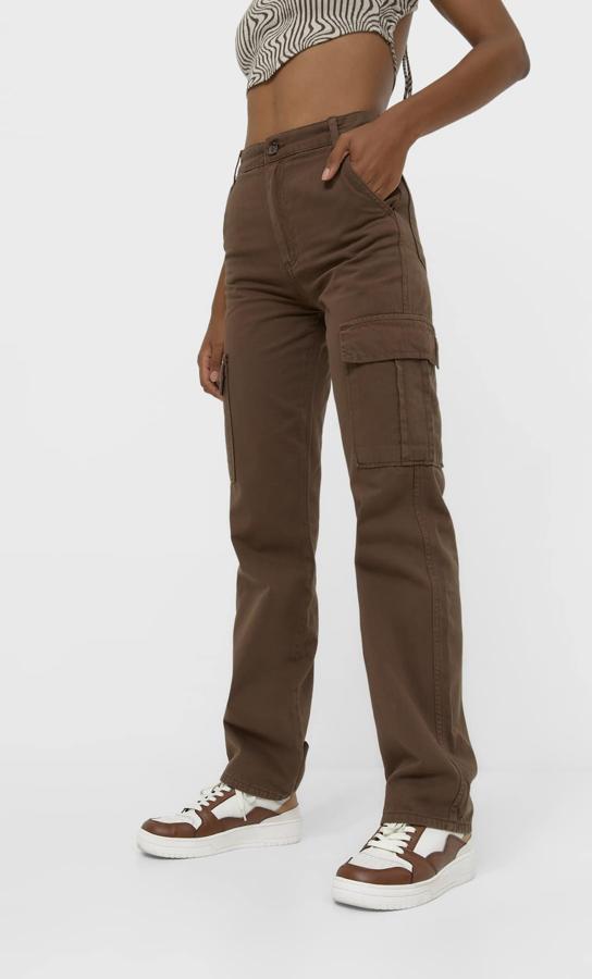 En color marrón, de tiro alto y perneras rectas, este pantalón de Stradivarius con bolsillos cargo tiene un precio de 25,99 euros y podemos encontrarlo entre las tallas 34 y 44. 