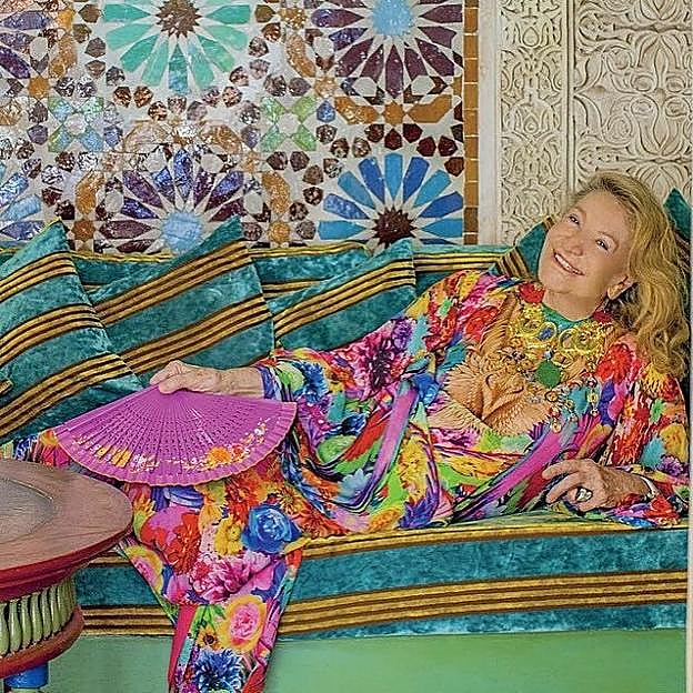 La condesa llevando uno de sus célebres caftanes.