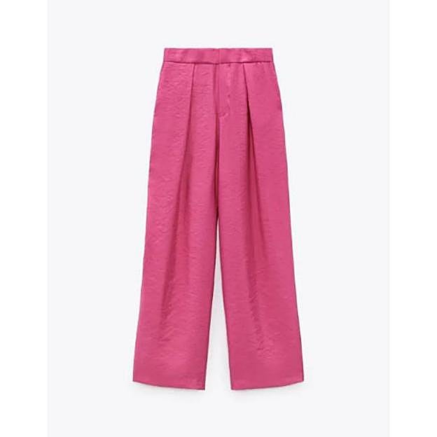 Imagen principal - Pantalones de pinzas, anchos y rosas: el truco low cost de Mary de Dinamarca para rejuvenecer un look que tienes que copiar