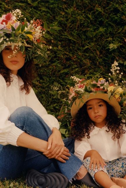 Las blusas blancas de estilo naive, con cuello bobo, son perfectas para que madres e hijas vayan a juego. La camisa de mujer cuesta 29.95 euros; y la de niña, 15.95 euros.