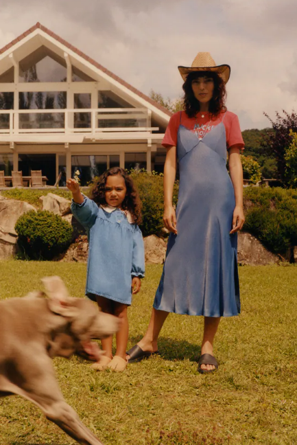 Este vestido vaquero de niña con cuello bobo en contraste cuesta 19.95 euros; el 'slip dress' con acabado denim de mujer cuesta 29.95 euros.