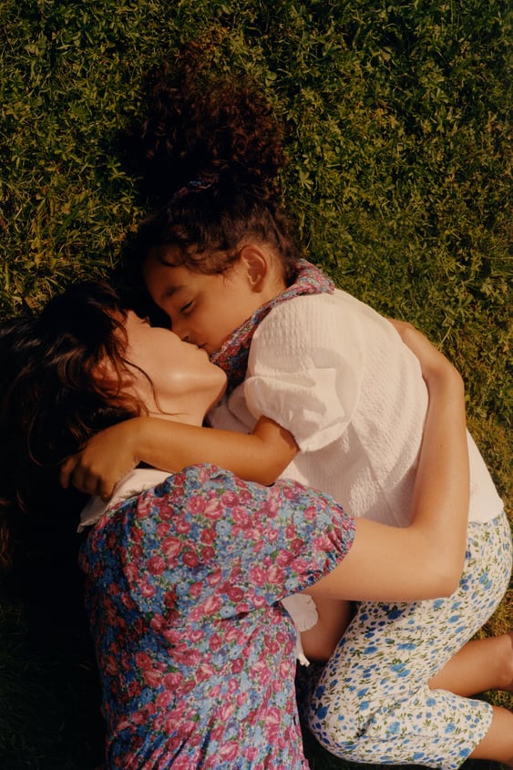 Estos son los looks 'matchy matchy' de Zara que han lucido Verónica Díaz y su hija: el mono estampado con cuello bobo de la sección woman cuesta 39.95 euros, y la blusa blanca de niña, con volante estampado a juego y coletero combinado, cuesta 15.95 euros.