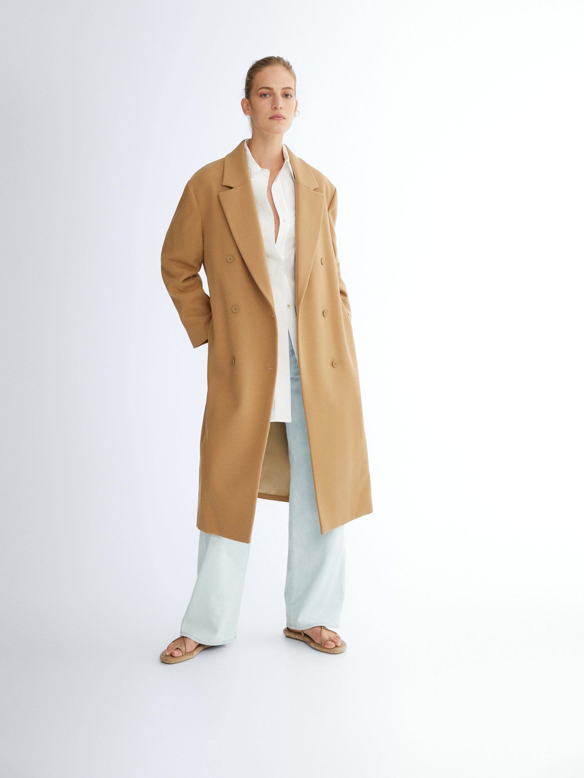 Con cierre cruzado mediante botonadura frontal, este abrigo en color camel de Massimo Dutti viene con dos bolsillos laterales y cierre de botones frontal a tono. Con cuello de solapa con muesca, podemos encontrarlo entre las tallas XS y L por 199 euros.