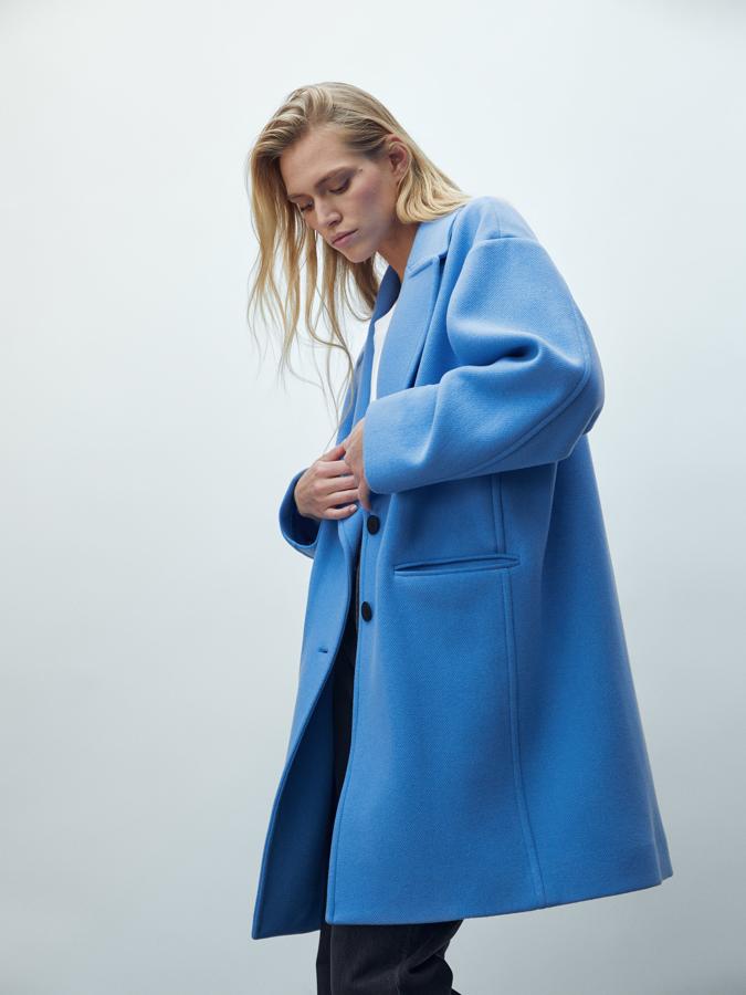 Confeccionado en lana y de corte oversize, este bonito abrigo corto en azul claro es de Massimo Dutti y viene con cierre frontal de dos botones a contraste y bolsillos laterales al bies. Cuesta 169 euros y está disponible entre las tallas XS y L.