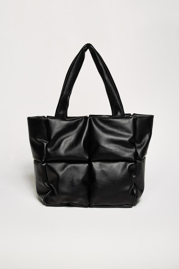 Diseño cuadrado para este bolso shopper acolchado de Sfera con asa de hombro que tiene un precio de 17,95 euros. 