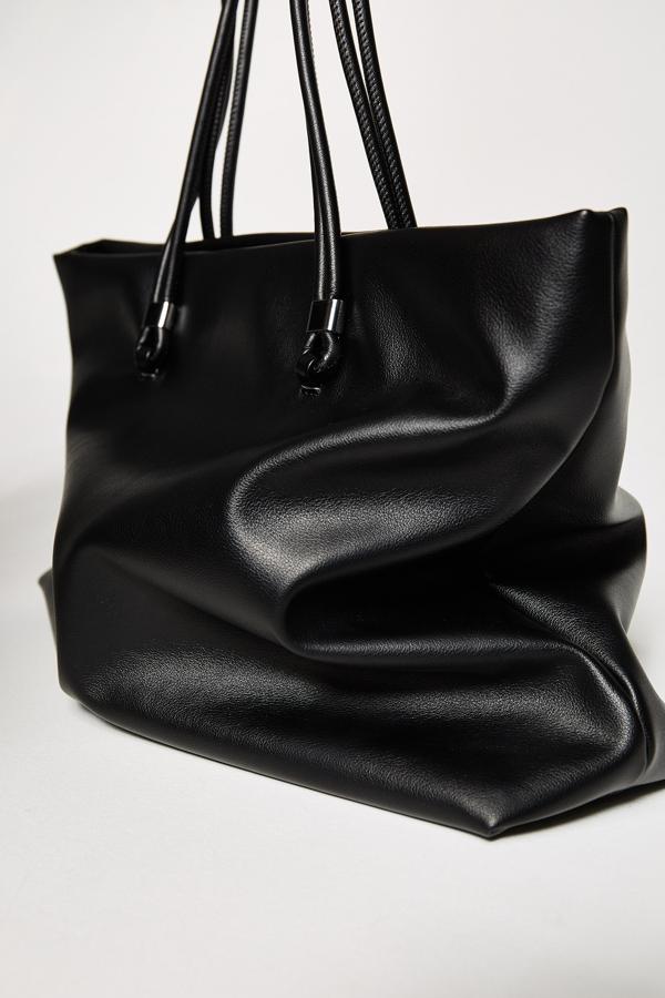 En tejido soft, con cierre superior de cremallera y asas de hombro con detalle de apliques en el cuerpo, este bolso shopper de Sfera cuesta 17,95 euros. 