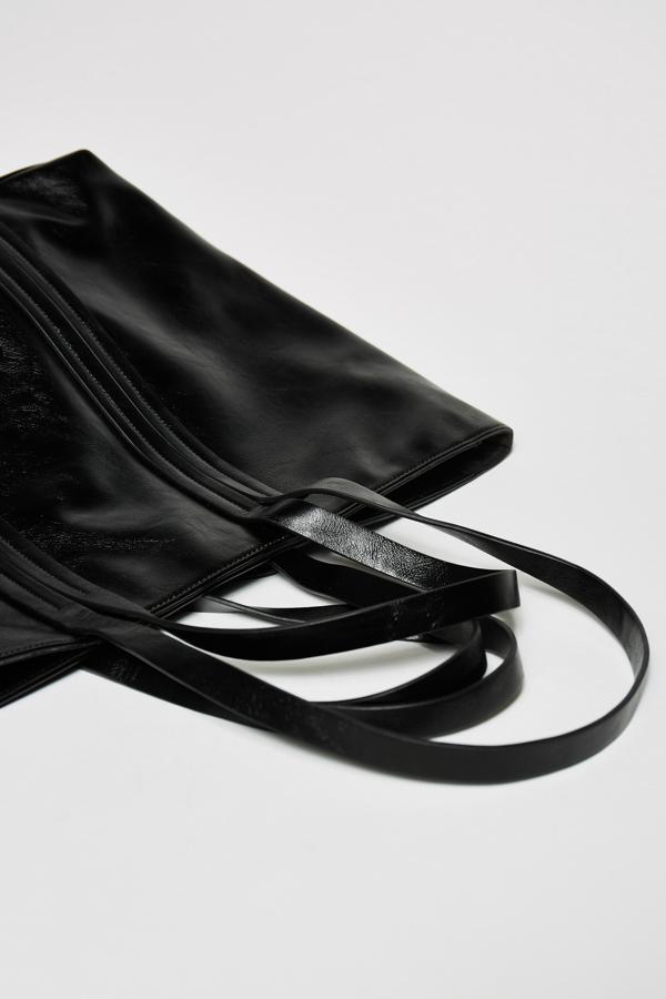 Confeccionado en tejido ligeramente brillante y con textura, este bolso shopper de Sfera con doble asa de hombro y de mano y cierre superior de imán tiene un precio de 17,99 euros. 