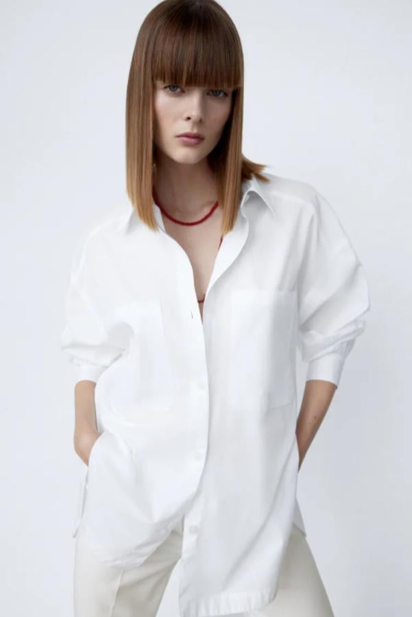 Diseño oversize para esta camisa blanca de Zara con cuello solapa y mangas largas. Tiene bolsillos de plastrón en la pechera y cierre frontal de botones a tono y cuesta 22,95 euros. 