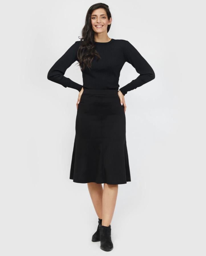 Diseño midi para esta falda negra con vuelo en el bajo que es de Object y podemos comprar en El Corte Inglés por 29,99 euros. 