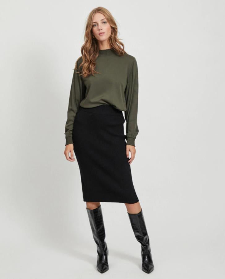 Diseño de tubo para esta falda midi de Vila en color negro y confeccionada en punto que podemos encontrar en El Corte Inglés por 29,99 euros. 