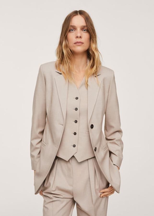 En color beige, con mangas largas con puños abotonados a contraste y dos bolsillos de ribete en el frontal, esta americana con cuello de pico con solapa de diseño recto tiene un precio de 59,99 euros y está disponible entre las tallas XXS y XXL. 